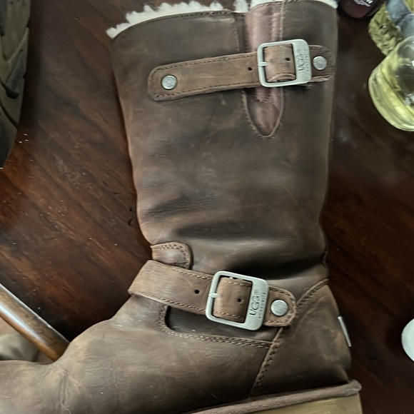 UGG shearling  bootsUgg (Silver); incredibly warm and stylish. Great condition! - Picture 3 of 8